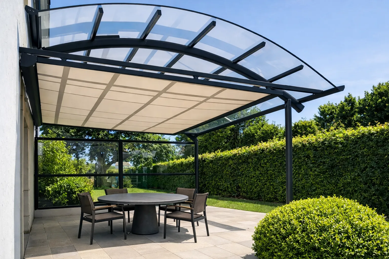 Pergola Ovalux à toiture cintrée avec store banne intégré, salon de jardin sous abri ombragé sur terrasse